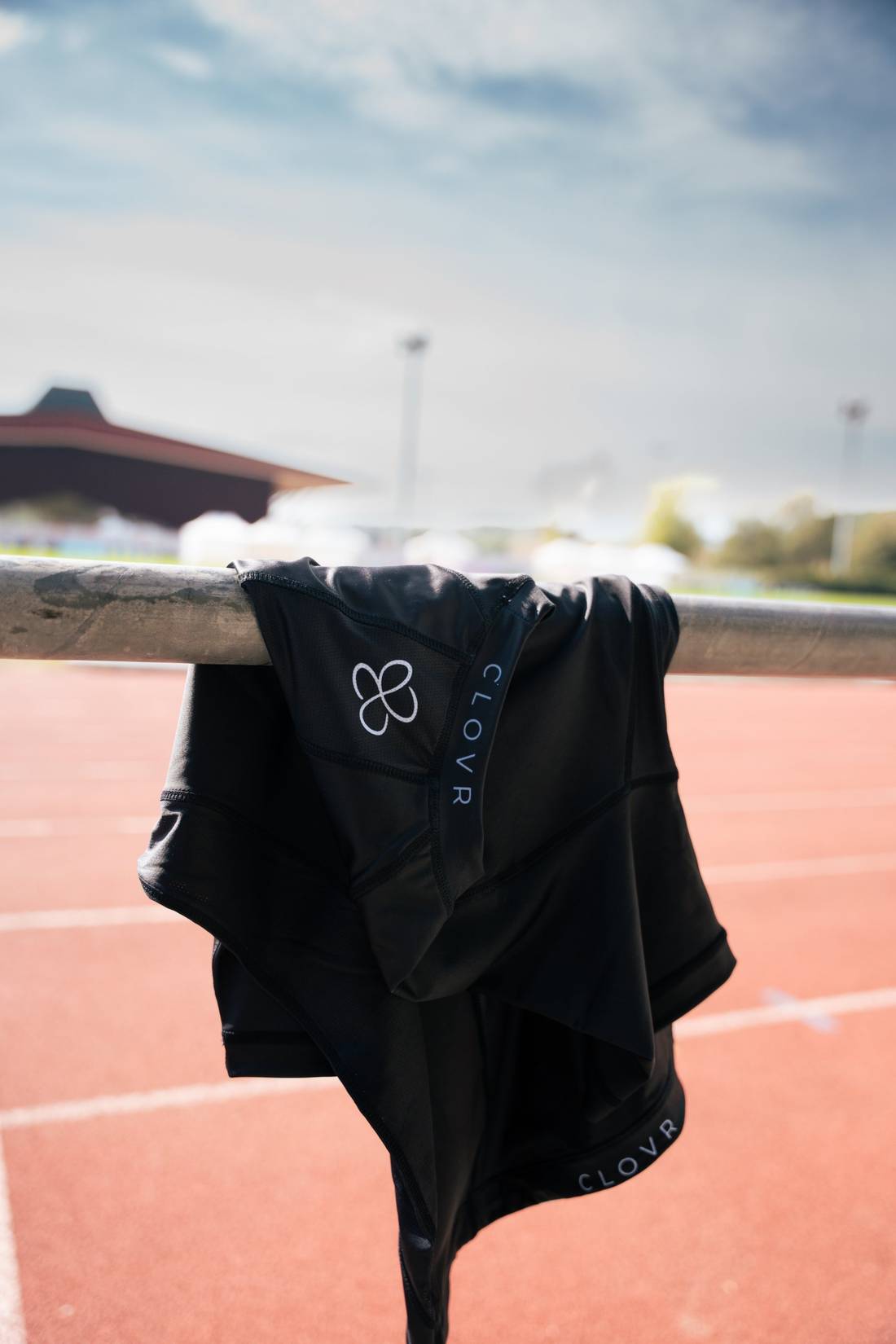 Le maillot reste en place.