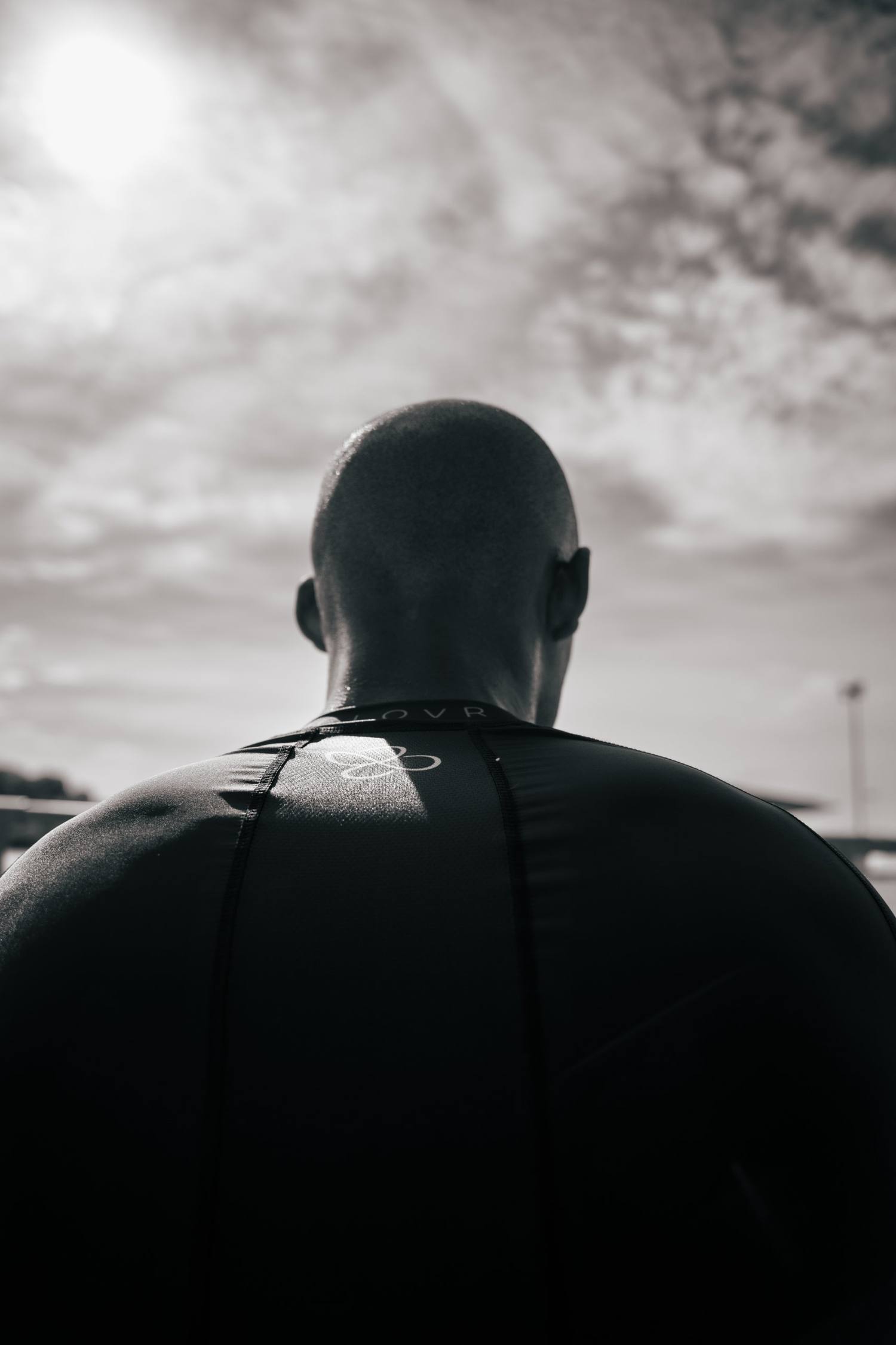 Athlète de dos, col du maillot de compression CLOVR, en noir et blanc