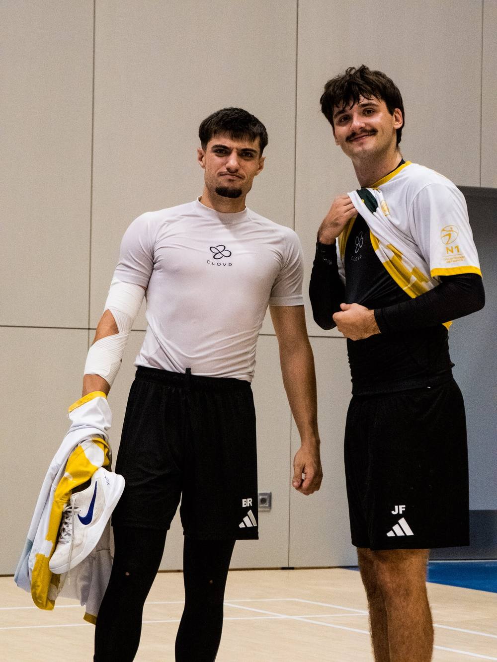 Deux joueurs de handball avec le Base Layer CLOVR sous leur maillot de club